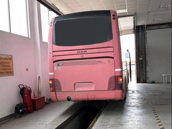 Санкциониран возач на автобус, кој со неисправни сопирачки возел двојно повеќе деца од дозволеното