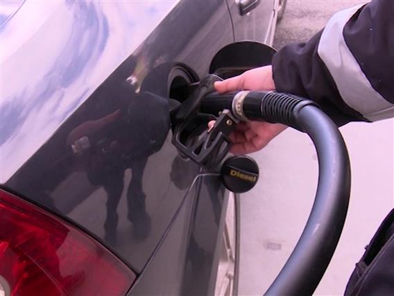 Дизелот поскапува за 2,5 денари, бензинот поевтинува за половина денар