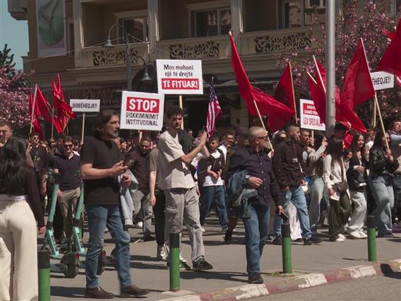 Студенти Албанци на протест за Правосудниот испит на албански јазик, носеа само албански и американски знамиња