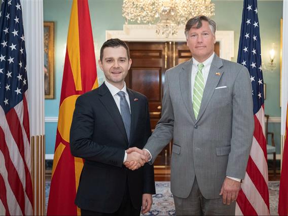 Средба на министерот Муцунски со заменик-државниот секретар Кристофер Ландау