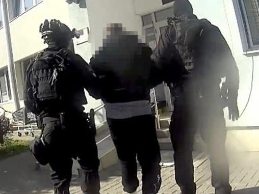 Приведени тројца скопјани барани со потерница