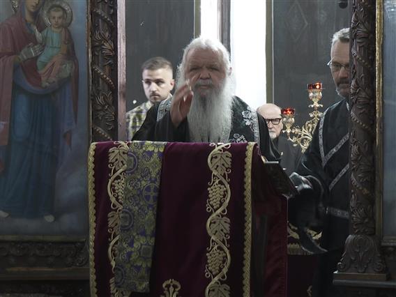 Велики петок одбележан со утринска литургија во „Света Петка“ и читање од евангелието за страдањата на Исус Христос 