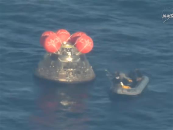 Видео: Астронаутите од мисијата „Артемис II“ безбедно се вратија на Земјата по летот околу Месечината