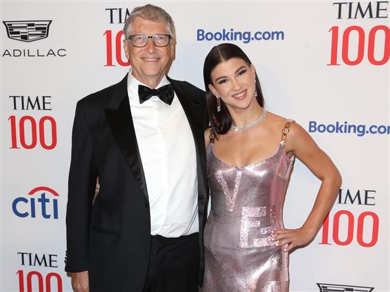 Нејзиниот татко е Бил Гејтс, а таа работи две работи!?