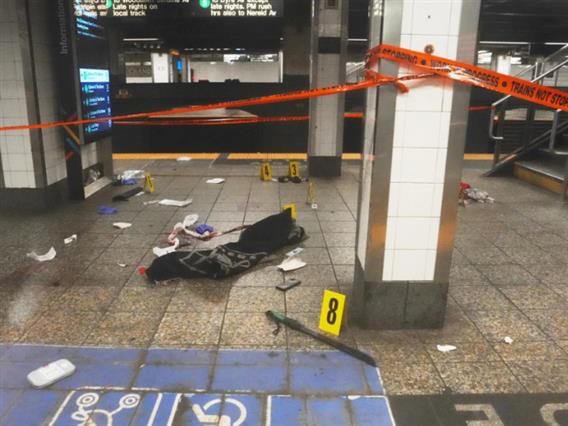 Полицијата во Њујорк застрела маж кој со мачета нападна патници во метрото