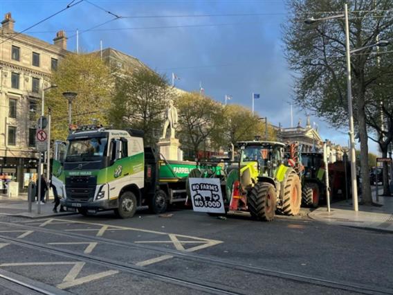 Ирската полиција ја прекина блокадата во центарот на Даблин- Хаос поради цените на горивата