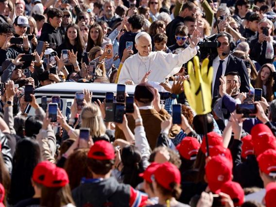 Папата Лав XIV ја започнува најдолгата посета на Африка во својот понтификат