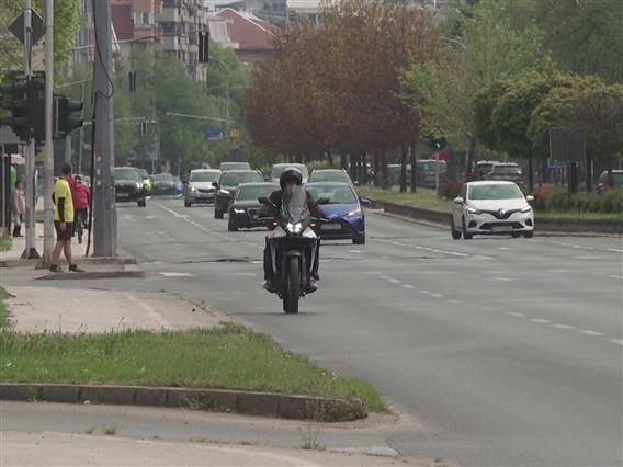 Македонците сѐ почесто размислуваат да ги заменат автомобилите со други начини на транспорт 