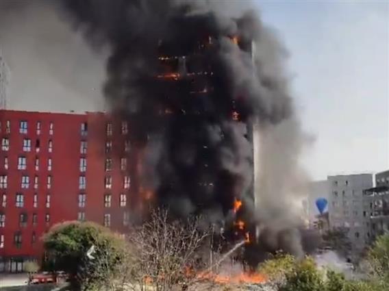 Голем пожар во Тирана: Гори станбена зграда, има повредени (ВИДЕО)