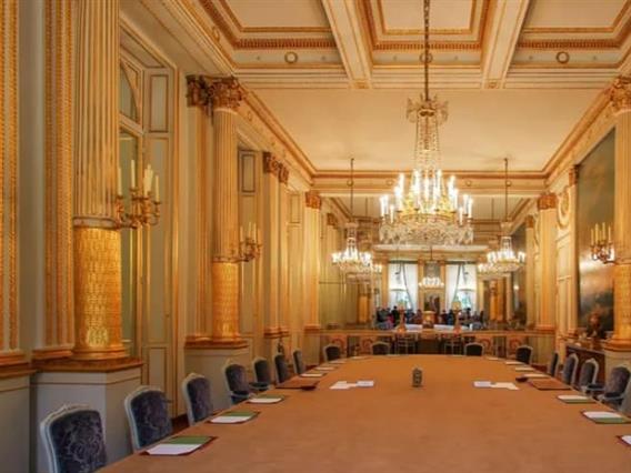 Вработен во резиденцијата на Емануел Макрон украл купишта сребрени прибори за јадење, причината е бизарна