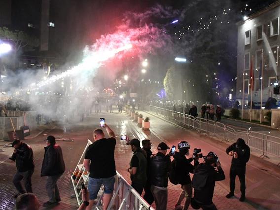 Полицијата се судри со демонстрантите во Тирана- бараат оставка од Рама (ВИДЕО)