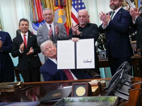 Трамп нареди забрзано истражување на психоделичните дроги: Може ли и јас да земам? (ВИДЕО)