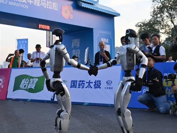 Роботи заедно со луѓе трчаа низ улиците на Пекинг- „Молња“ собори рекорд во полумаратон (ВИДЕО)