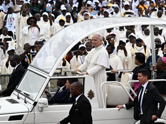 Папата во Ангола одржа миса пред 100.000 луѓе, повторно ги прозва „деспотите и тираните“