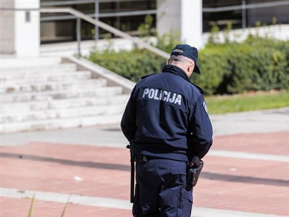 Десетици училишта во Загреб евакуирани поради закани со бомби