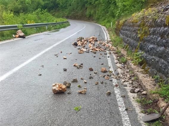 Поради влажни коловози и одрони се препорачува внимателно возење во поширокиот дебарски регион