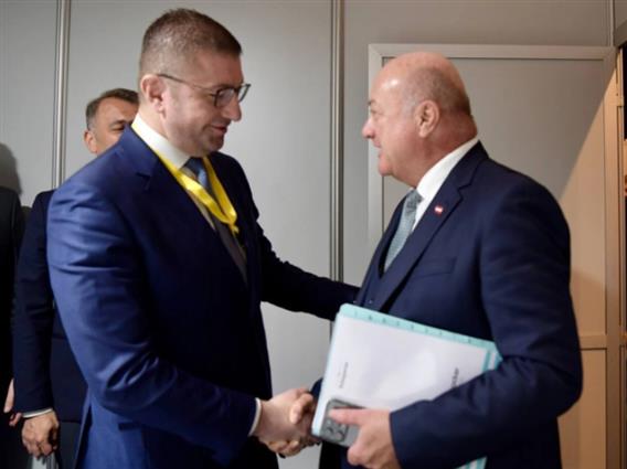 Мицкоски во Виена на средба со австрискиот канцелар Штокер и на бизнис форум