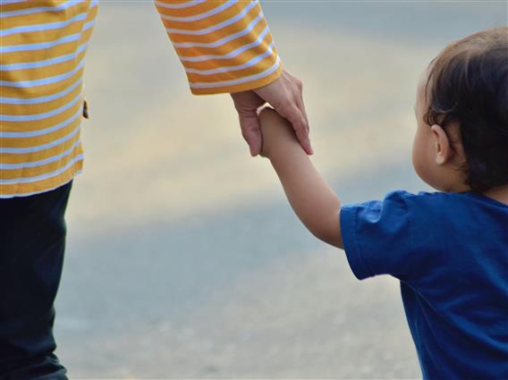 Секое дете заслужува повеќе од едно срце кое може да го нарече дом: Тетките и чичковците се многу значајни за развојот на детето, покажува истражување