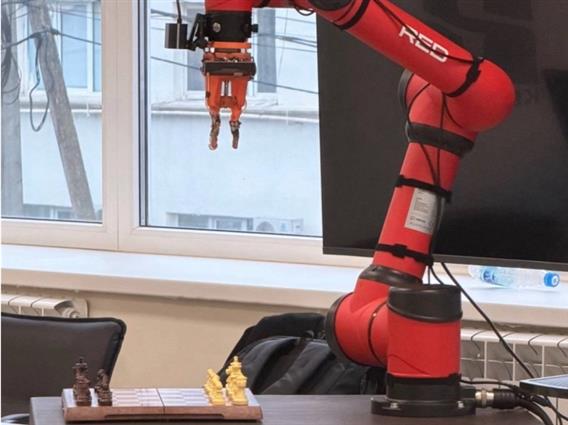Руски научници конструираа робот-шахист со вештачка интелигенција