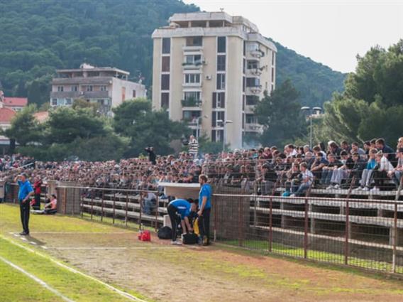 Среде натпревар се урна дел од трибината во Дубровник- има повредени