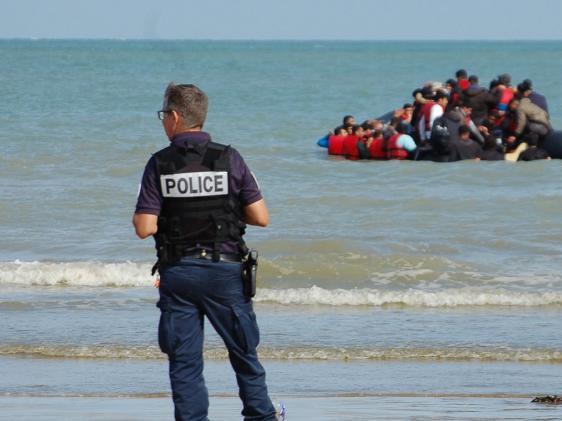 Франција распоредува специјалци на плажите- ќе ги „ловат“ мигрантите 