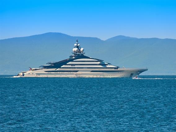 Една од најголемите јахти во светот помина низ Ормутскиот теснец, сопственикот е руски олигарх