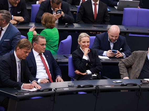 АФД на рекордно високо ниво, ЦДУ сè повеќе заостанува