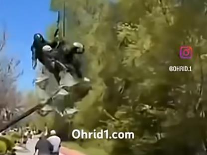 Параглајдерист за малку ќе покосеше мајка и дете на пешачка патека во Охрид (ВИДЕО)