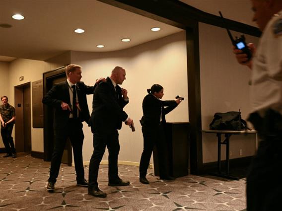 Видео: Како напаѓачот со неколку парчиња оружје успеал речиси да стигне до Трамп ?