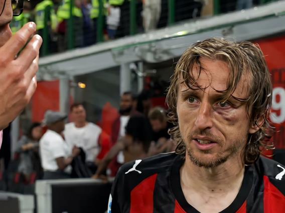 Видео: Лицето на Модриќ по жестокиот судир со капитенот на Јувентус