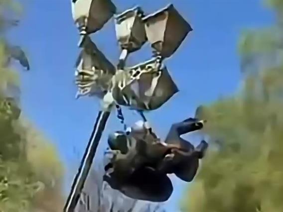 За малку избегната трагедија: Параглајдер падна на шеталиште во Охрид, можеше да настрадаат неколку луѓе