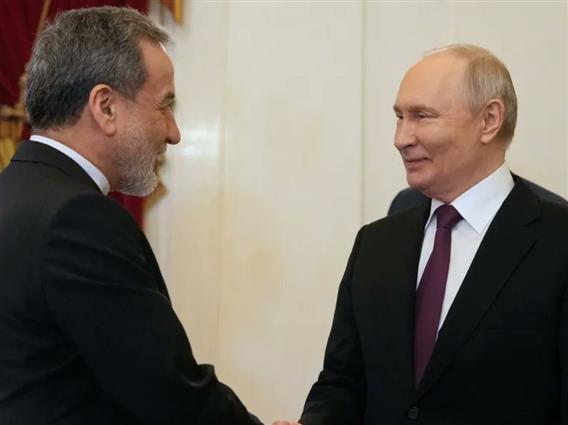 Путин и Арагчи седнаа на иста маса во Санкт Петерсбург: Цената на нафтата расте поради застојот во мировните преговори