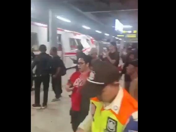 Најмалку 2 лица загинаа во железничка несреќа во Индонезија (ВИДЕО)