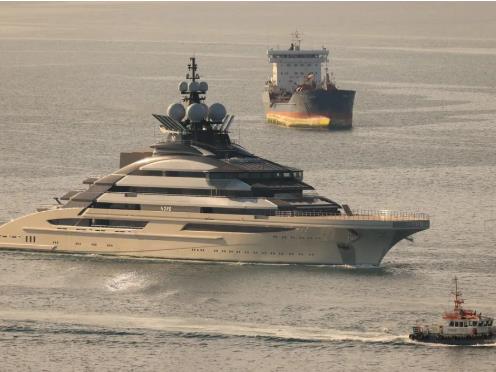 Јахтата на најбогатиот Русина помина низ Ормутскиот теснец 