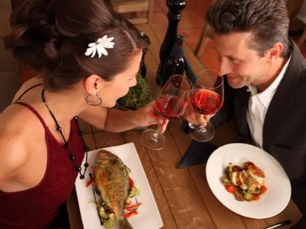 Што најпрво забележуваат жените кај мажите при првата средба пред да проговорат