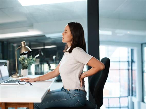 Седите по цел ден? Оваа едноставна 10-минутна вежба ги ублажува болките во грбот