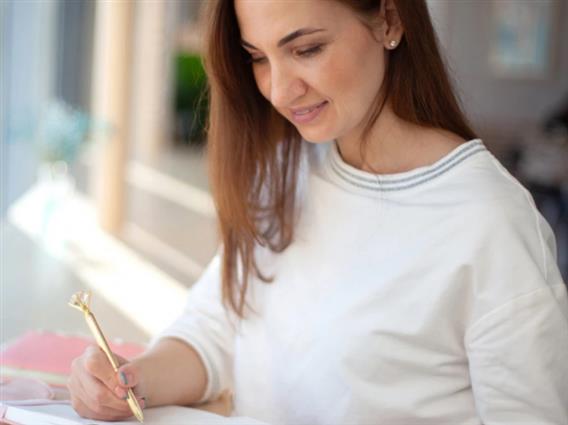 Како водењето дневник му помага на менталното здравје   