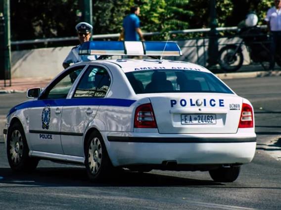 89- годишник пукал во две институции во Атина, повредени се повеќе лица- полицијата во потрага