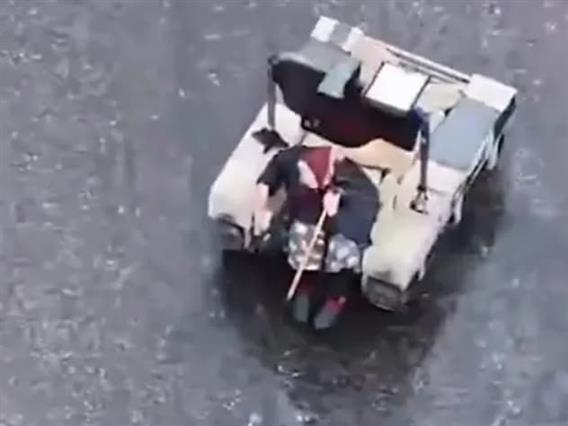 Робот спаси бабичка на линијата на фронтот во Украина, едвај оди со два стапа, но се спаси (ВИДЕО)