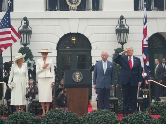 Трамп го пречека кралот Чарлс во Белата куќа со црвен тепих и 21 плотун (ВИДЕО)