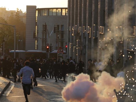 Фото: Ултраортодоксните Евреи го блокираа влезот во Ерусалим, судири со полицијата