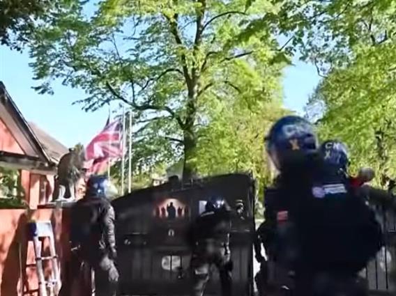 Полициска рација на имот на секта во Англија- обвинети се за силување, ропство, присилни бракови... (ВИДЕО)