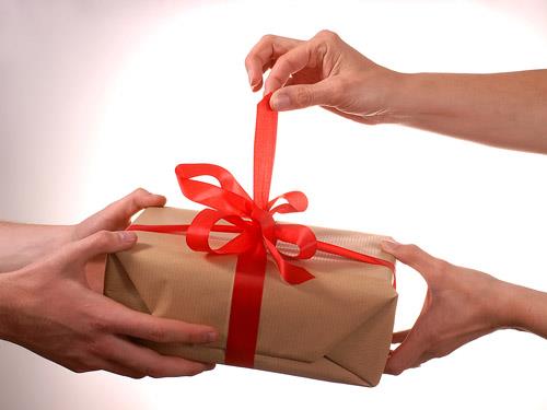 ДКСК објави Каталог на подароци за избрани и именувани лица- кој што добил лани на подарок