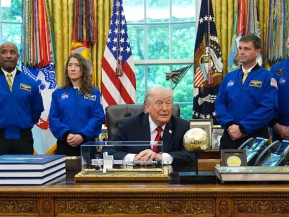 Трамп најави отворање на досиејата за НЛО- се сретна со астронаутите од мисијата „Артемис“ (ВИДЕО)