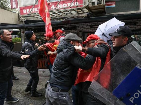Хаос во Истанбул: Над 550 проведени демонстранти, полицијата ги растерува со водени топови (ВИДЕО)