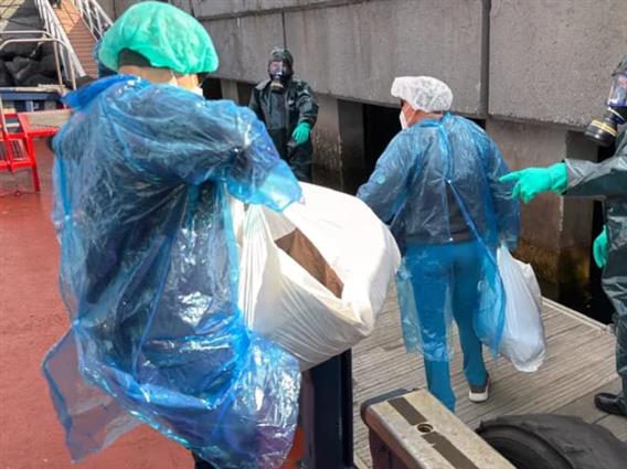 Под силни безбедносни мерки се евакуираат патниците од крузерот со хантавирус (ВИДЕО)