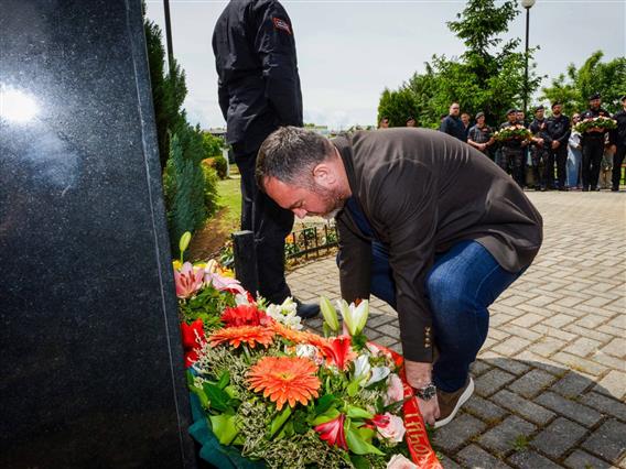 Министерот Тошковски положи свежо цвеќе во Инџиково и Бутел во чест на загинатите македонски херои од „Диво Насеље“
