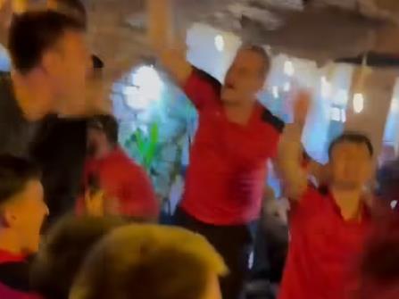Видео: Тимот на ФК Вардар на козарот и осуден криминалец , Миленко Неделковски пеат мизогинична песна за Каролина Гочева