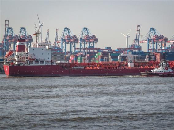 Најмалку осум лица се повредени во пожар на товарен брод во Хамбург