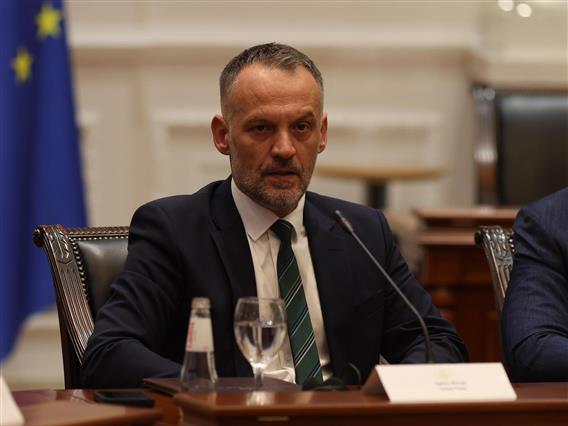 Вицепремиерот Арбен Фетаи поднесе оставка по неколкумесечно непојавување на работа